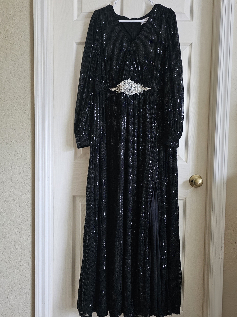 Faeriesty Women's Plus 3X Black Sequin Long Sleeve V-Neck Evening Gown
